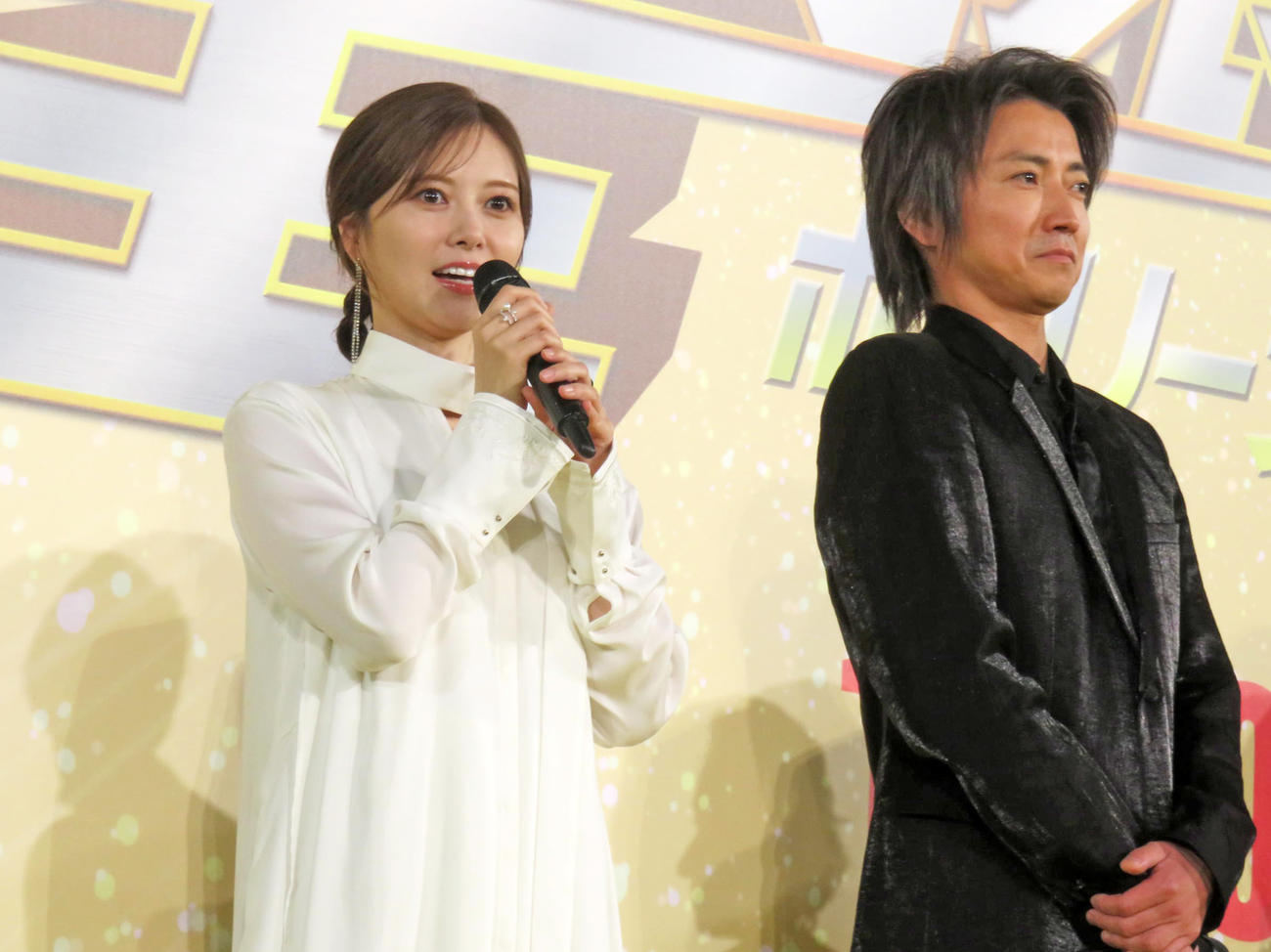 映画「聖☆おにいさん　THE MOVIE～ホーリーメンVS悪魔軍団～」の完成報告会に出席した白石麻衣（左）と藤原竜也
