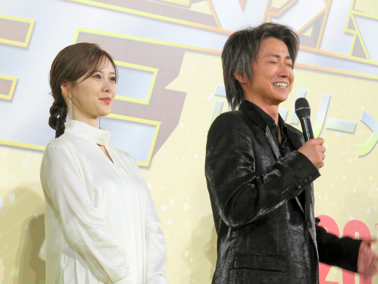 映画「聖☆おにいさん　THE MOVIE～ホーリーメンVS悪魔軍団～」の完成報告会に出席した白石麻衣（左）と藤原竜也