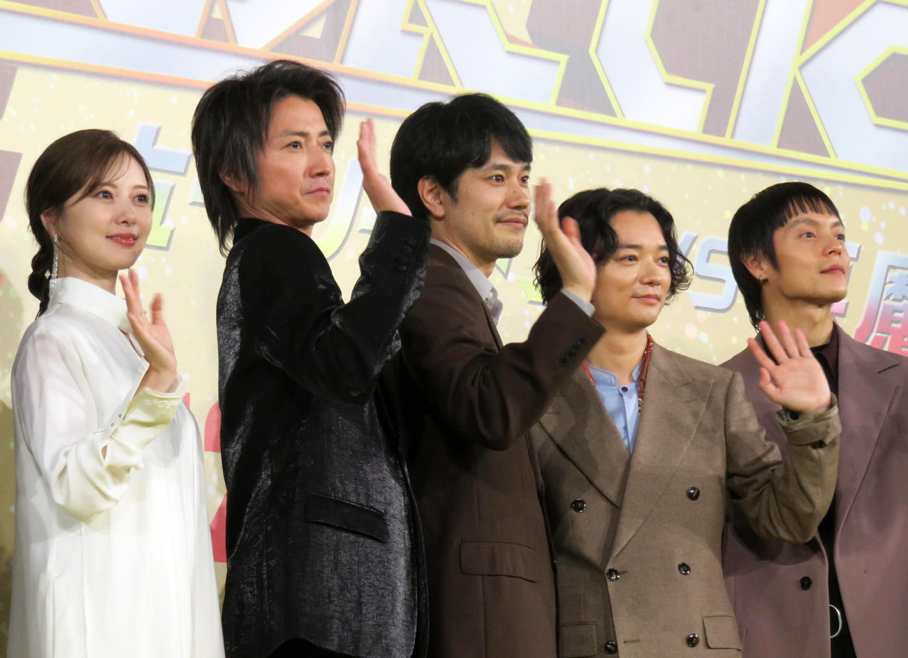 映画「聖☆おにいさん　THE MOVIE～ホーリーメンVS悪魔軍団～」の完成報告会に出席した、左から白石麻衣、藤原竜也、松山ケンイチ、染谷将太、窪田正孝