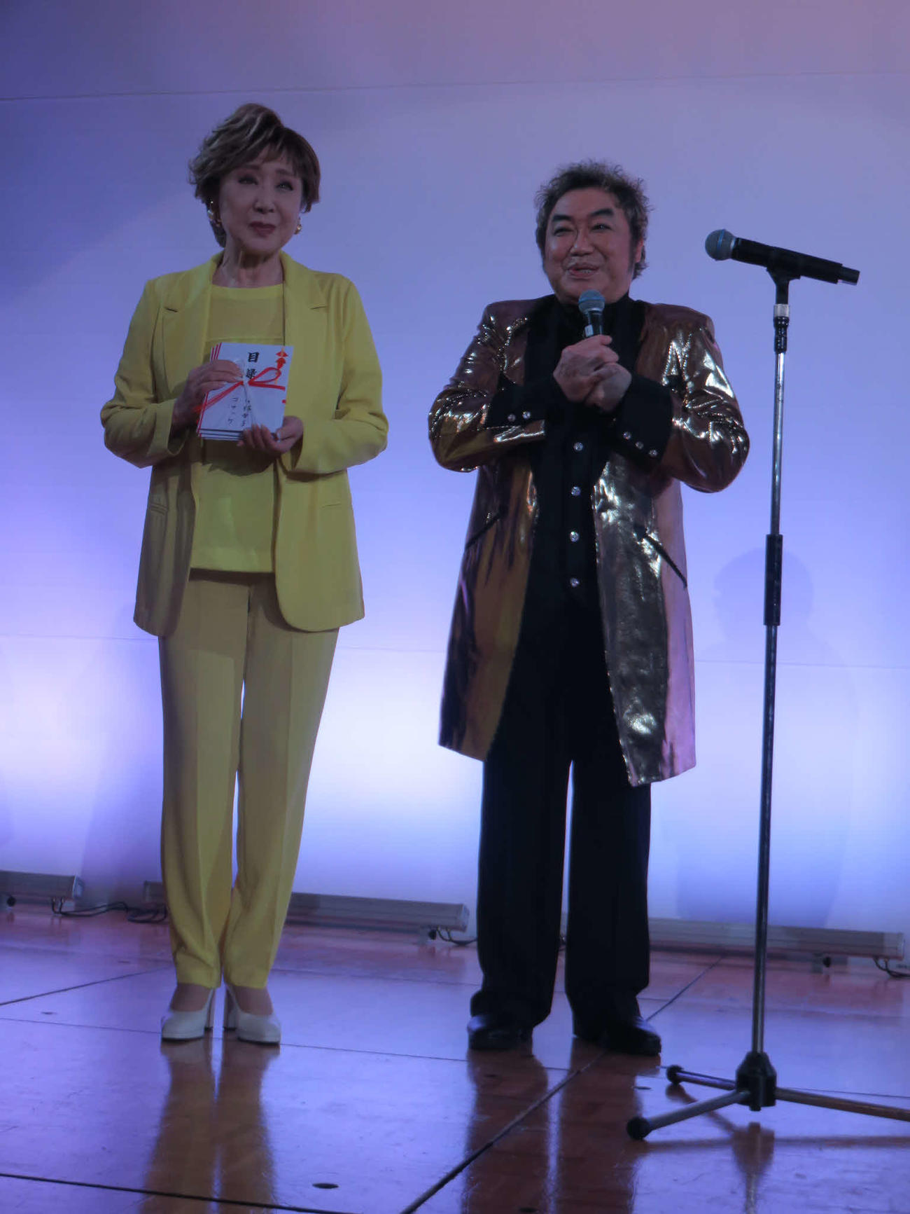 「第2回ものまねスクランブルディナーショー」に出演したコロッケ（左）と小林幸子