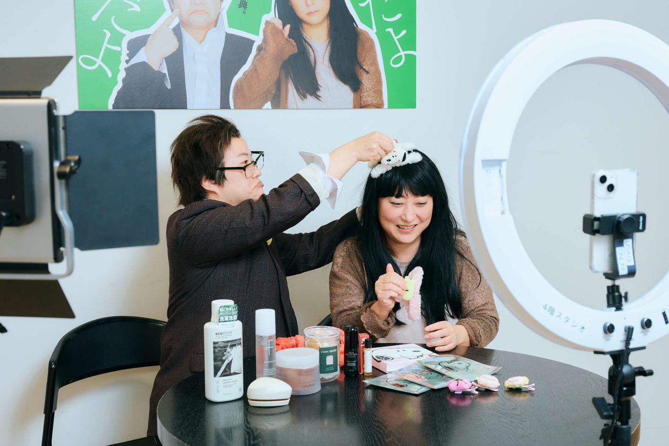 「THE ORGANIC DAYS」をインスタライブでPRした「徳川徳男・徳子」（左から近藤春菜・友近）