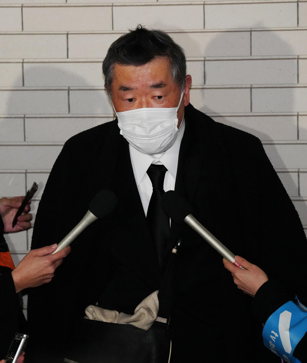 笑福亭笑瓶さんの通夜に参列し、取材に応じる桂雀々さん（2023年2月撮影）