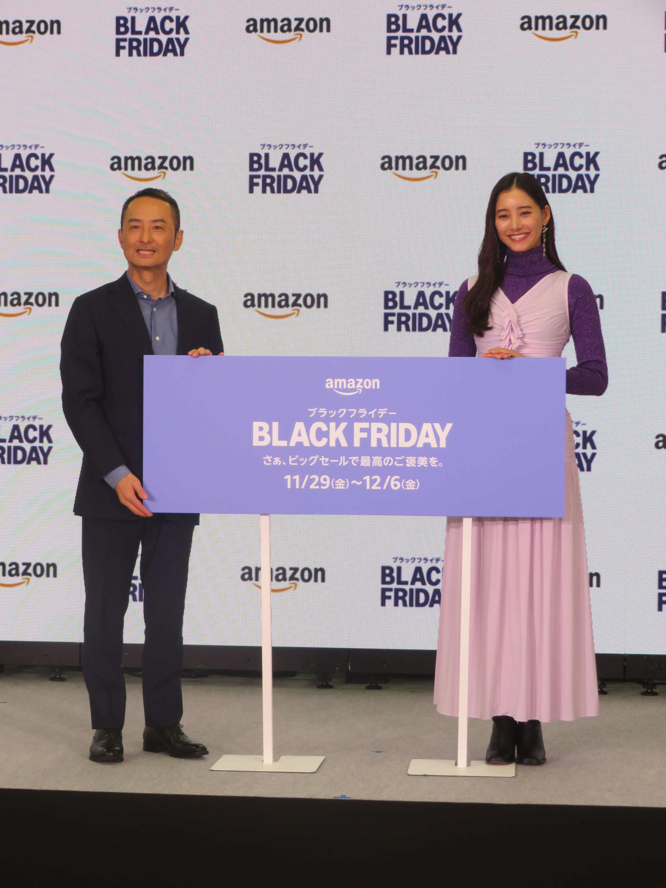 「Amazonブラックフライデー」発表会に出席した新木優子（右）