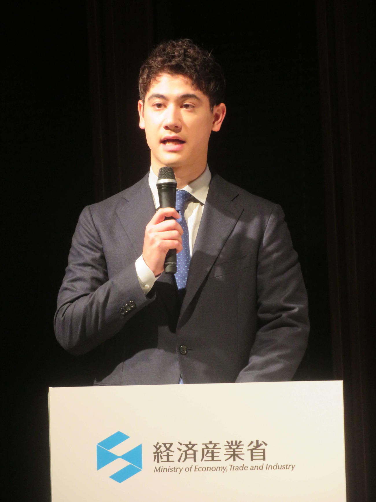 経済産業省「リスキリングを通じたキャリアアップ支援事業」新CM発表会で司会を務めた国山ハセン（撮影・村上幸将）