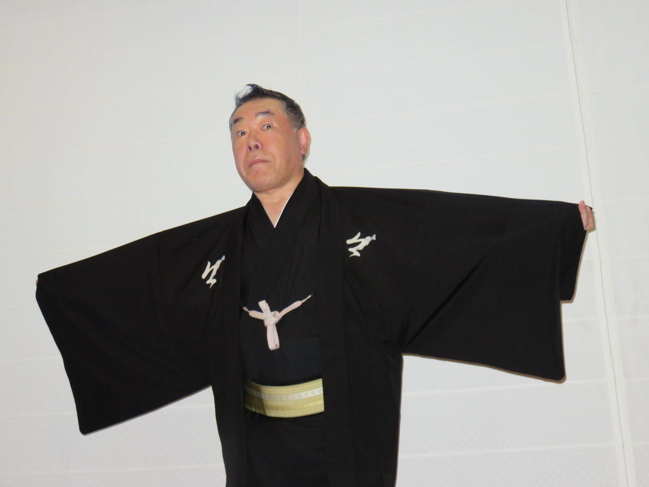 雀と米朝一門の紋をあしらった自身の紋を披露した桂雀々さん（2017年9月撮影）