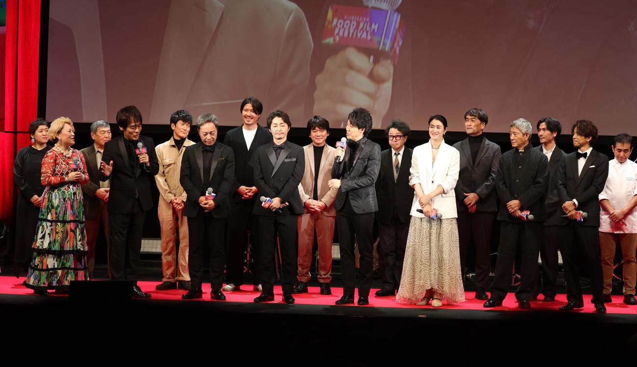 北海道フードフィルムフェスティバルのオープニングイベントでステージに登壇する参加者（撮影・黒川智章）