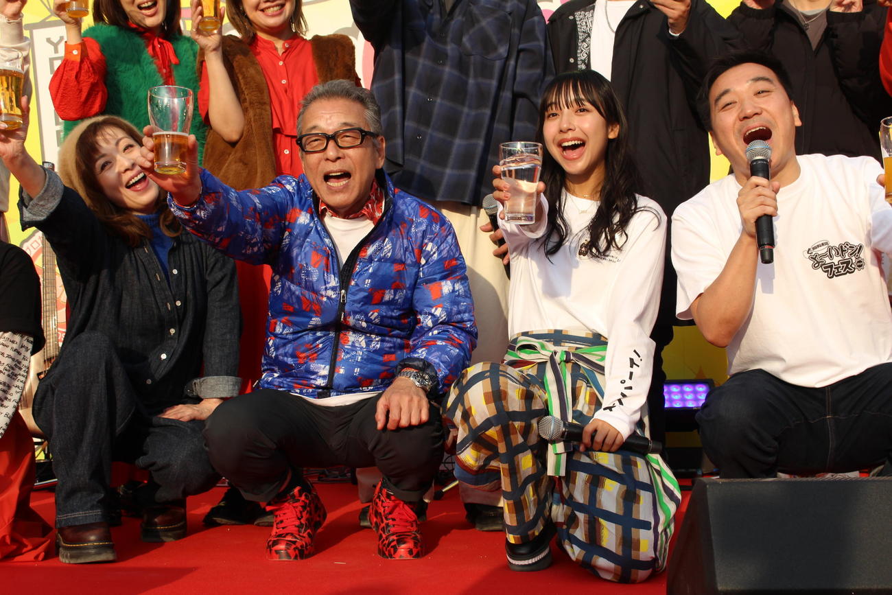 「よ～いドン！」フェスの乾杯イベントを行った（左から）羽野晶紀、円広志、山之内すず、月亭八光