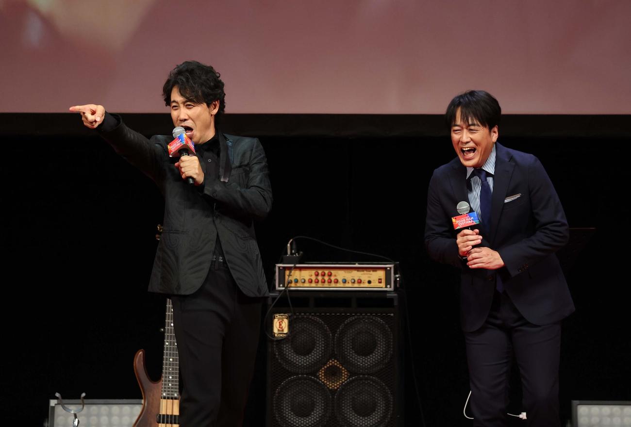 北海道フードフィルムフェスティバルで安住アナウンサー（右）とトークショーをする大泉（撮影・黒川智章）