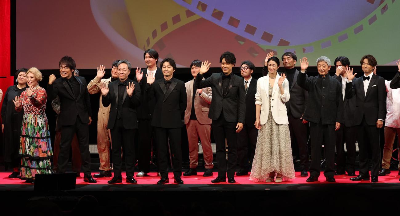 北海道フードフィルムフェスティバルのオープニングイベントでステージから手を振る前列左からバービー、森崎、音尾、安田、大泉、小雪、小林、井ノ原（撮影・黒川智章）
