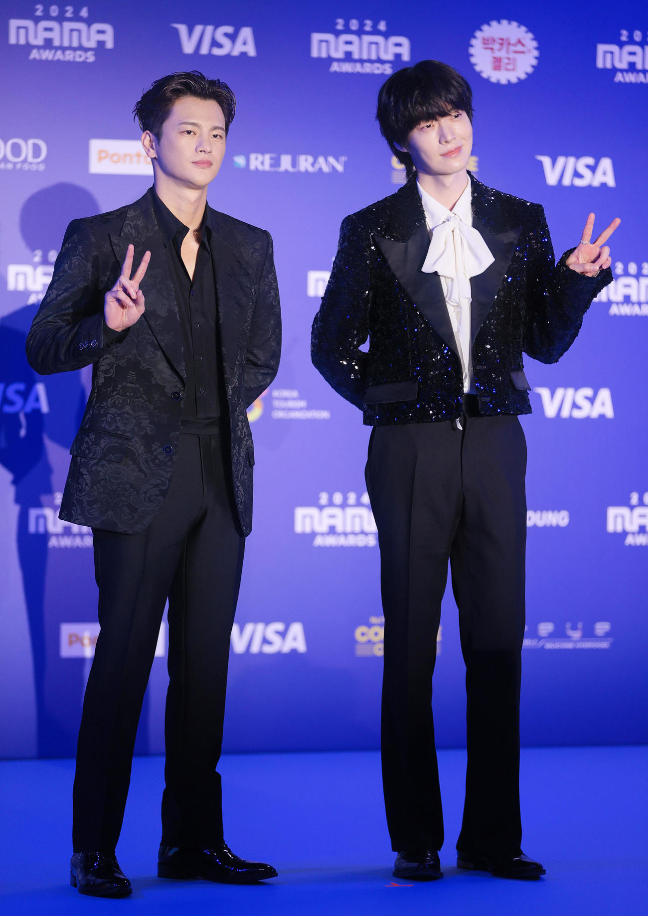 フォトセッションに応じるソ・イングク（左）とアン・ジェヒョン（撮影・上山淳一）