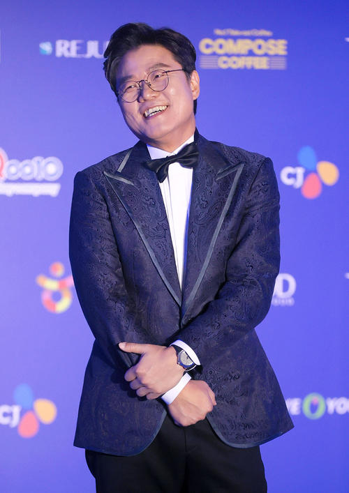 フォトセッションに応じるナ・ヨンソク（撮影・上山淳一）