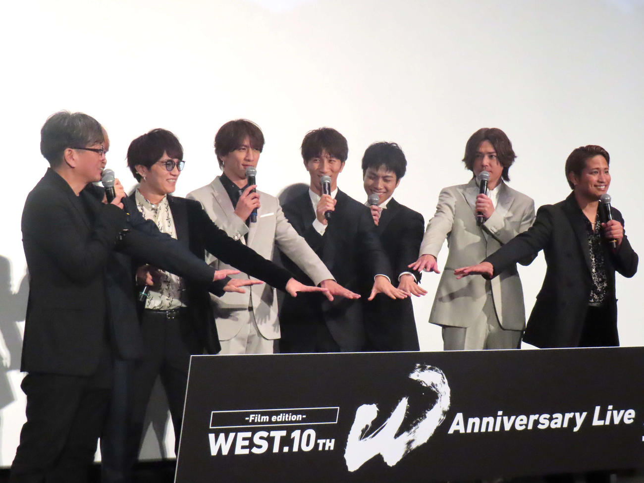 「WEST．　10th Anniversary Live　“W”　－Film edition－」初日舞台あいさつに登壇した、左から丹修一監督、中間淳太、神山智洋、藤井流星、重岡大毅、小瀧望、濱田崇裕、桐山照史