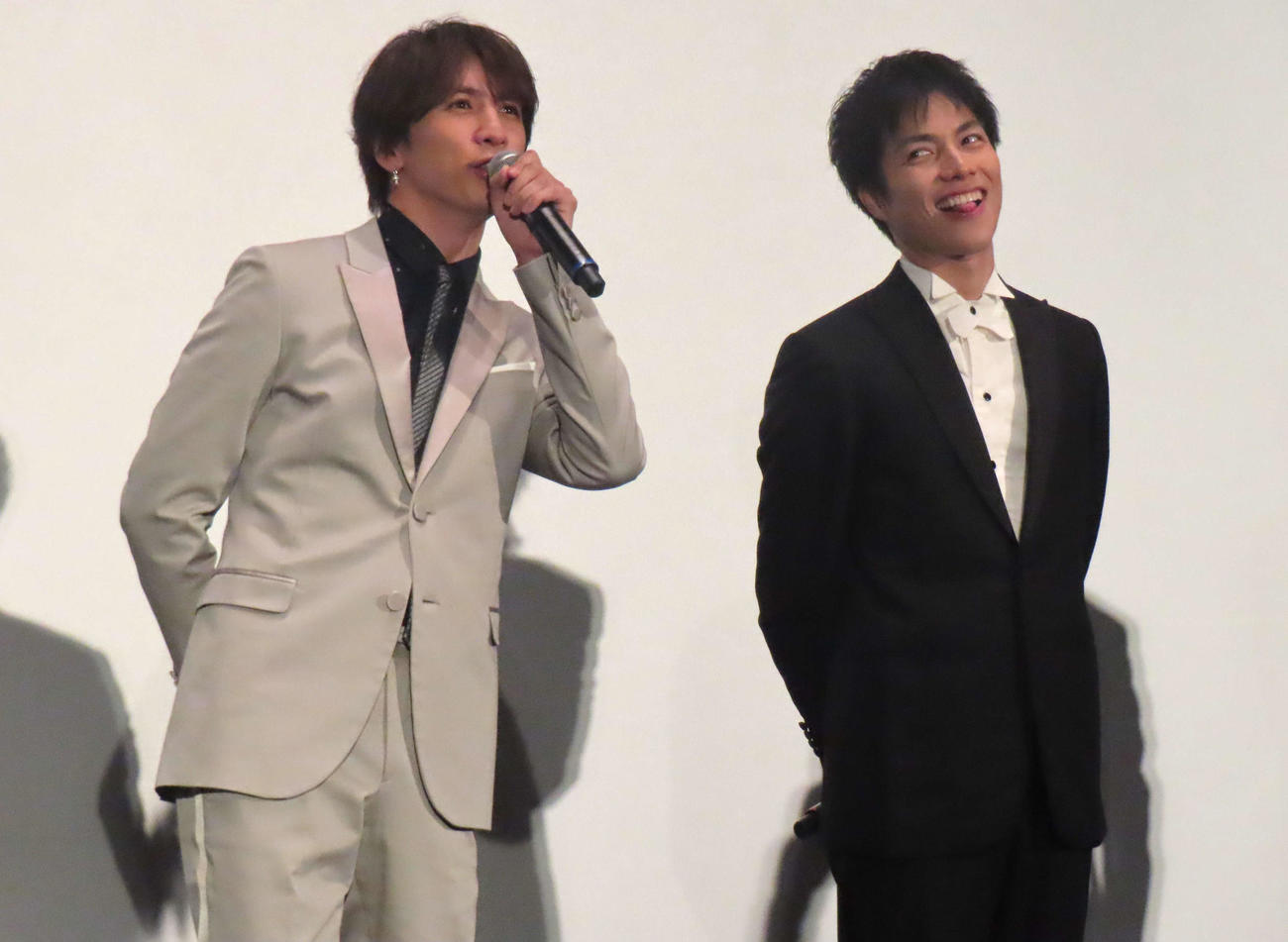 「WEST．　10th Anniversary Live　“W”　－Film edition－」初日舞台あいさつに登壇した藤井流星（左）と重岡大毅