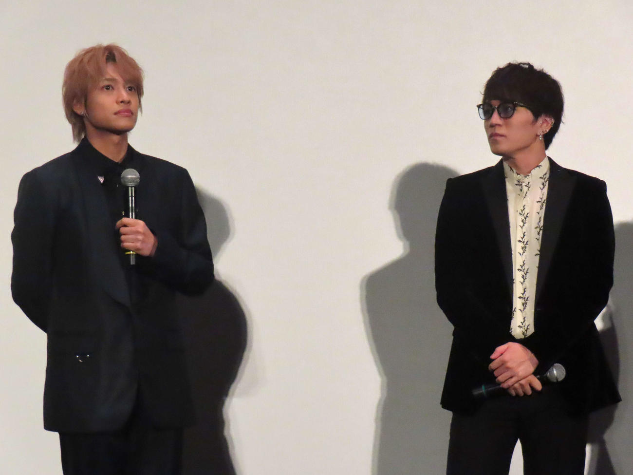 「WEST．　10th Anniversary Live　“W”　－Film edition－」初日舞台あいさつに登壇した中間淳太（左）と神山智洋