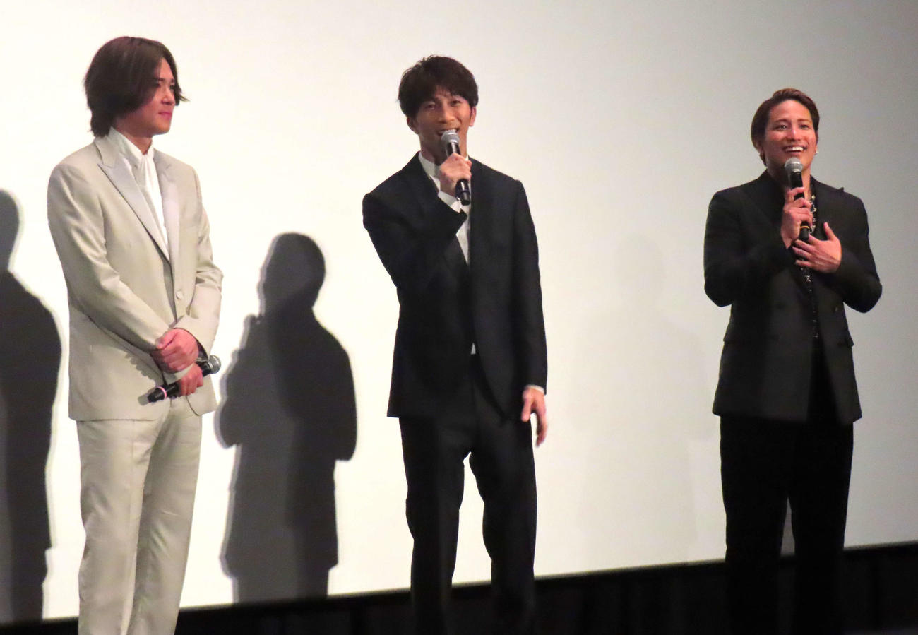 「WEST．　10th Anniversary Live　“W”　－Film edition－」初日舞台あいさつに登壇した、左から小瀧望、濱田崇裕、桐山照史