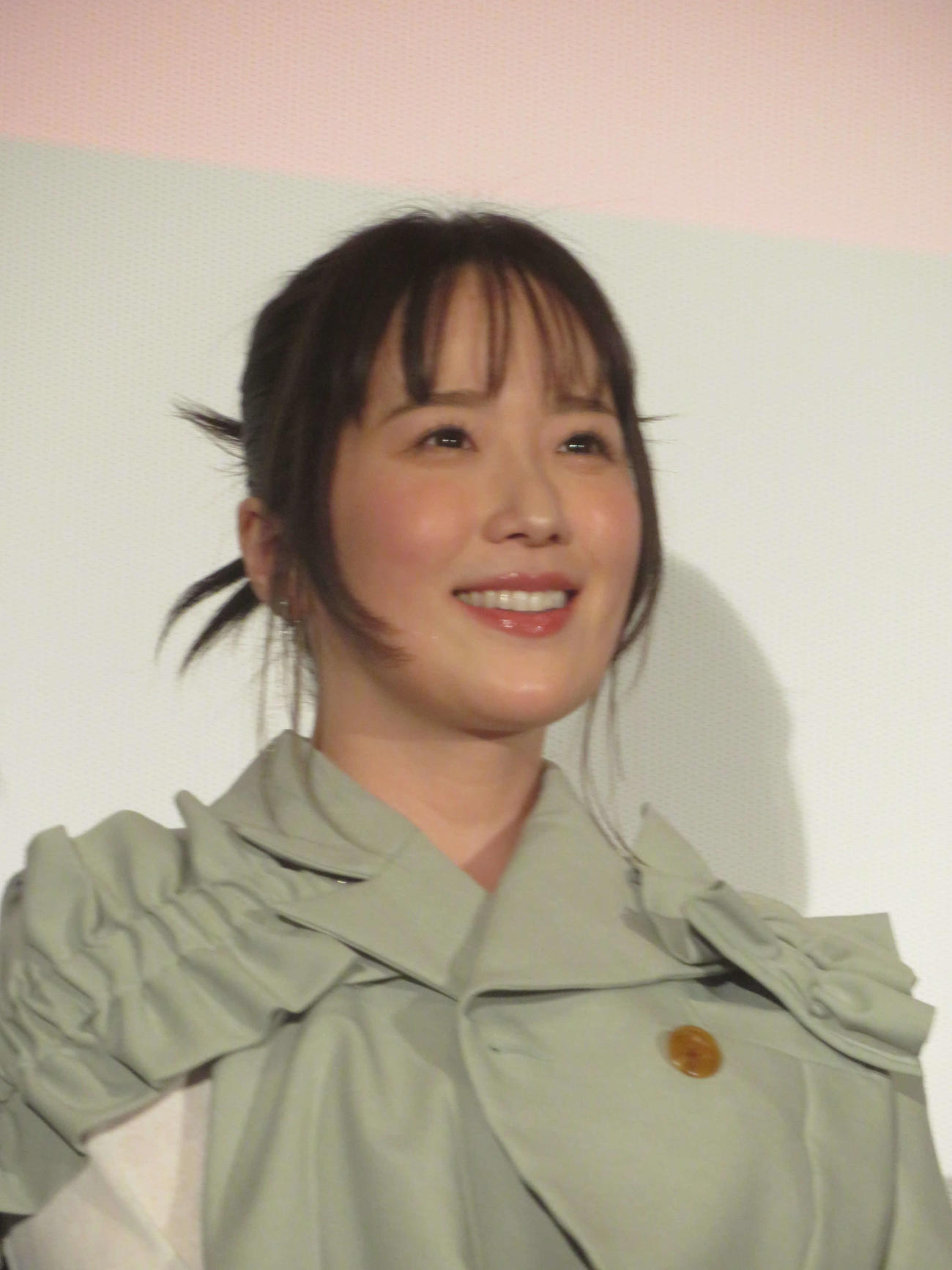 映画「アングリースクワッド　公務員と7人の詐欺師」初日舞台あいさつに出席した鈴木聖奈
