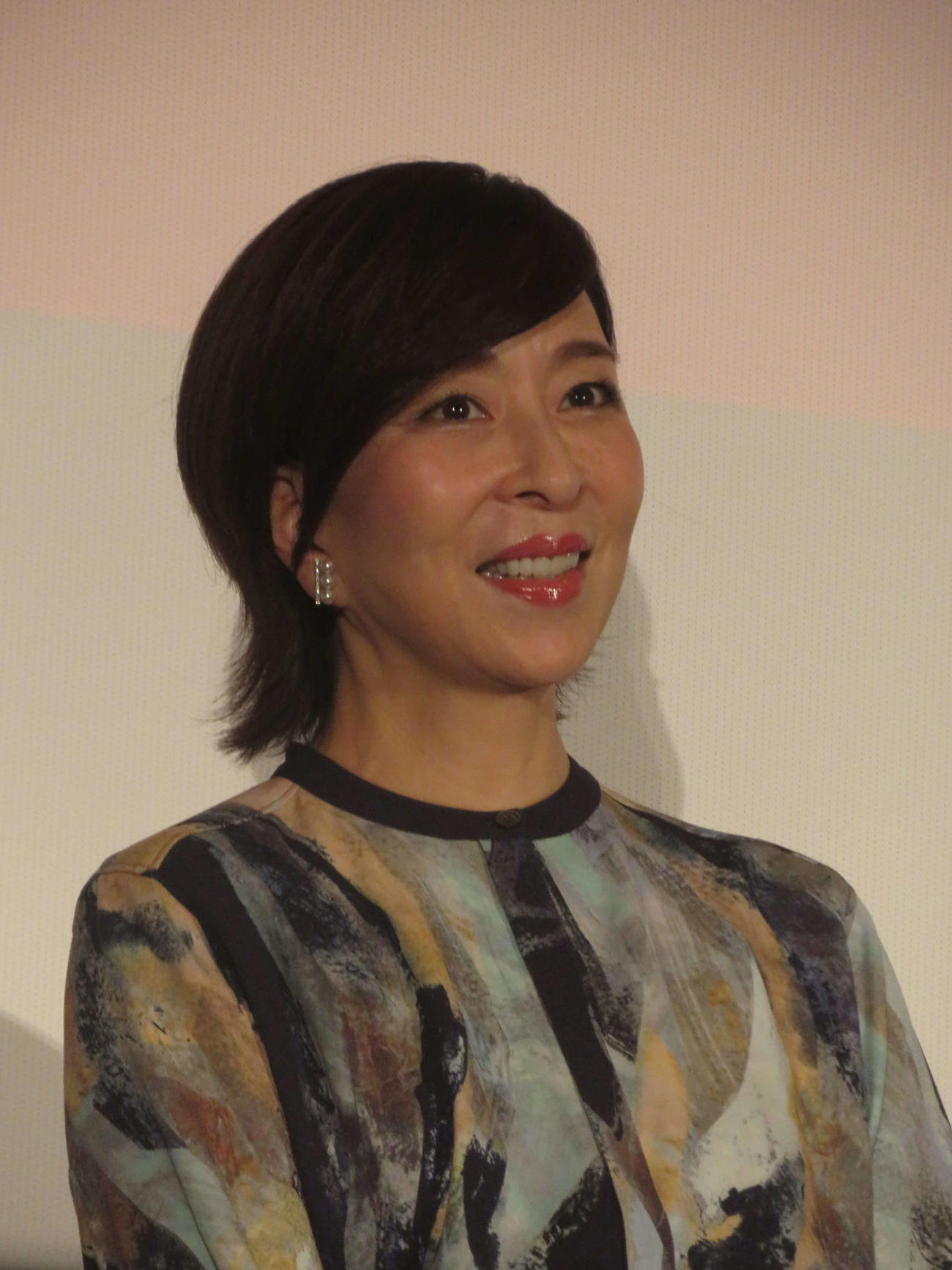 映画「アングリースクワッド　公務員と7人の詐欺師」初日舞台あいさつに出席した真矢ミキ