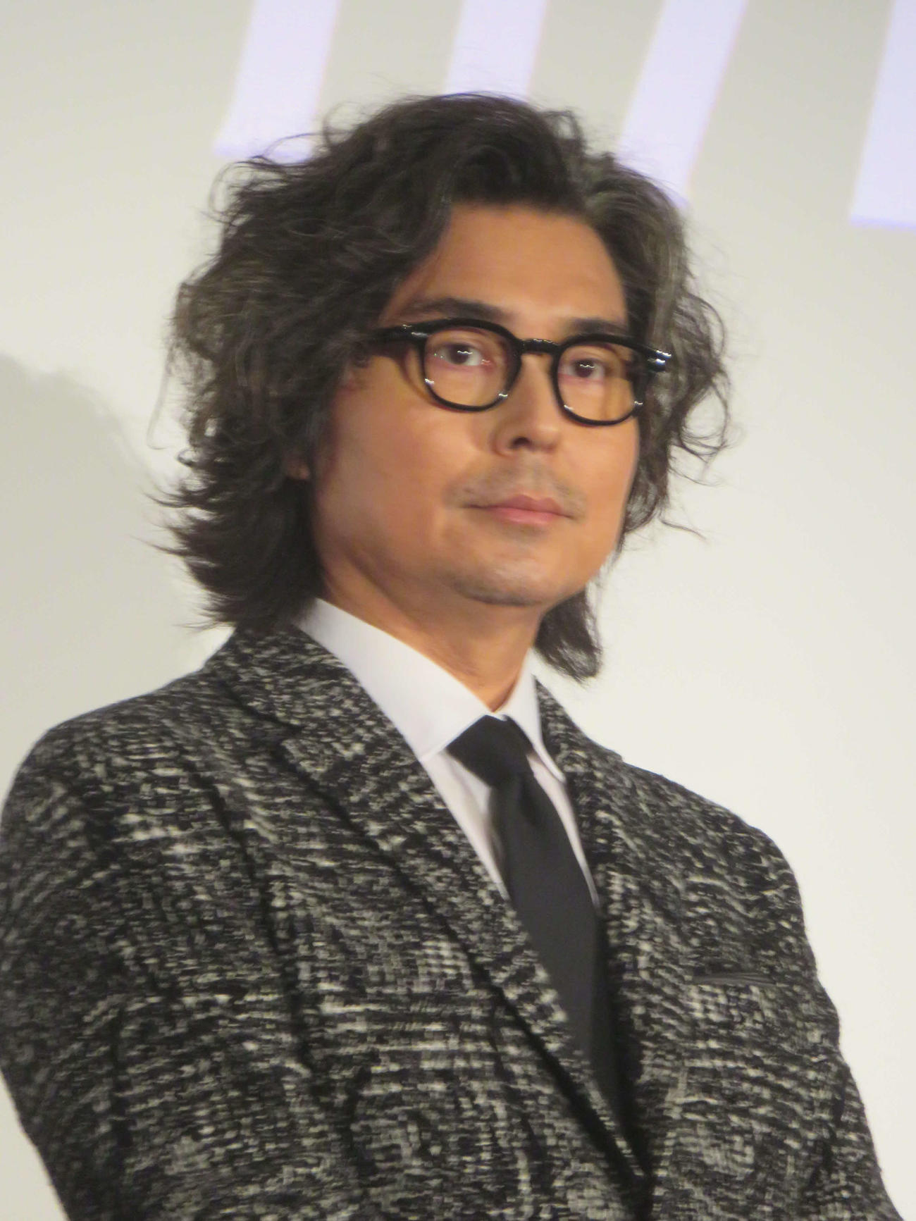 映画「アングリースクワッド　公務員と7人の詐欺師」初日舞台あいさつに出席した小沢征悦