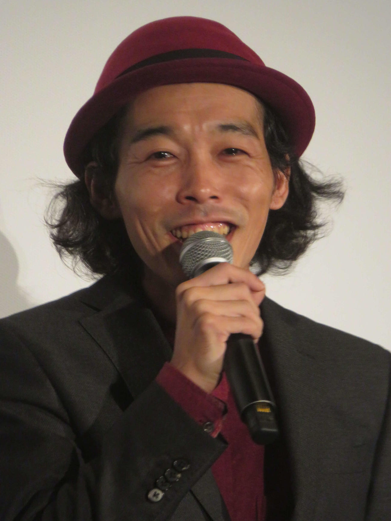 映画「アングリースクワッド　公務員と7人の詐欺師」初日舞台あいさつで目に涙を浮かべながらあいさつする上田慎一郎監督