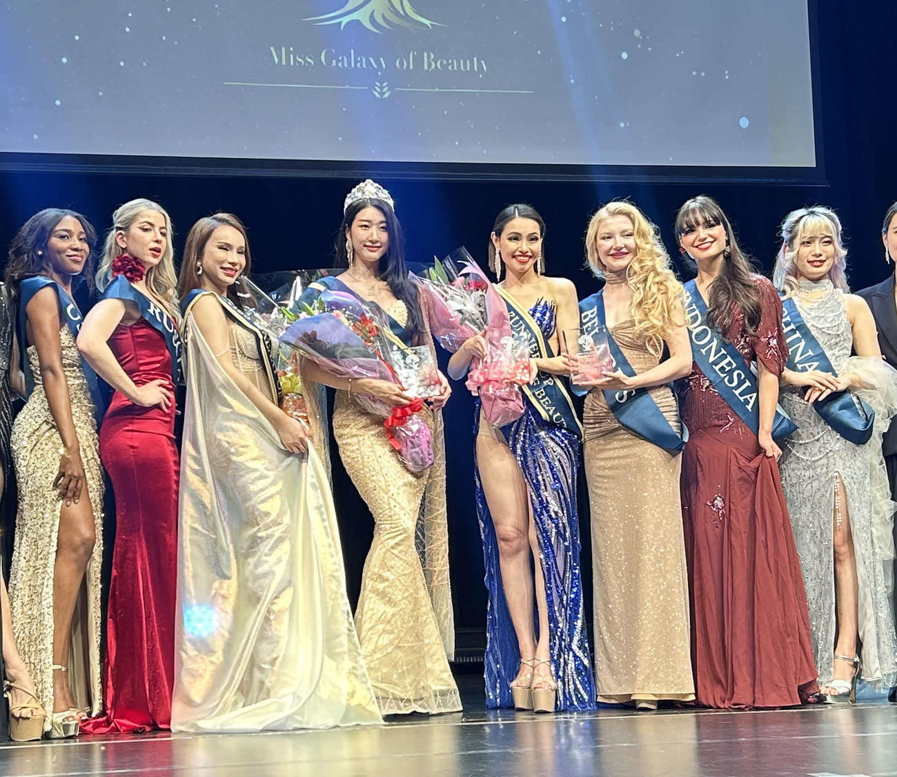 第1回Miss Galaxy of Beauty世界大会で準グランプリにあたる「ファーストランナーアップ」を獲得した日本代表の加藤世理奈さん（左から5人目）ら