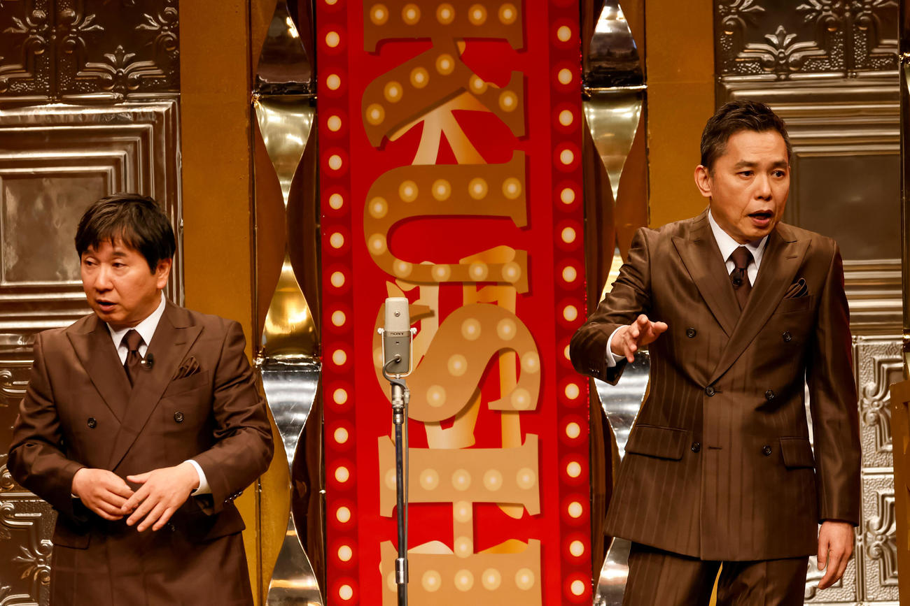爆笑問題の田中裕二（左）と太田光