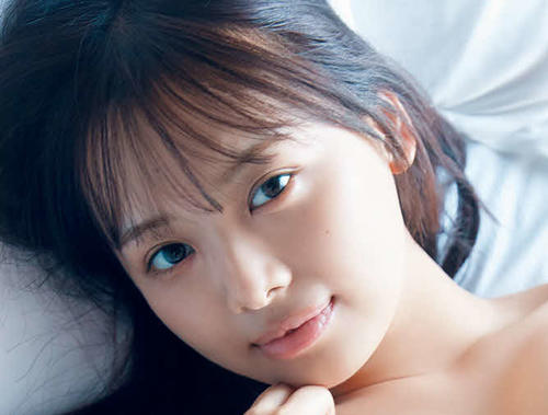 日向坂46濱岸ひより、ベッドの上で撮影したランジェリーカット解禁　ヘアメークは“すっぴん”