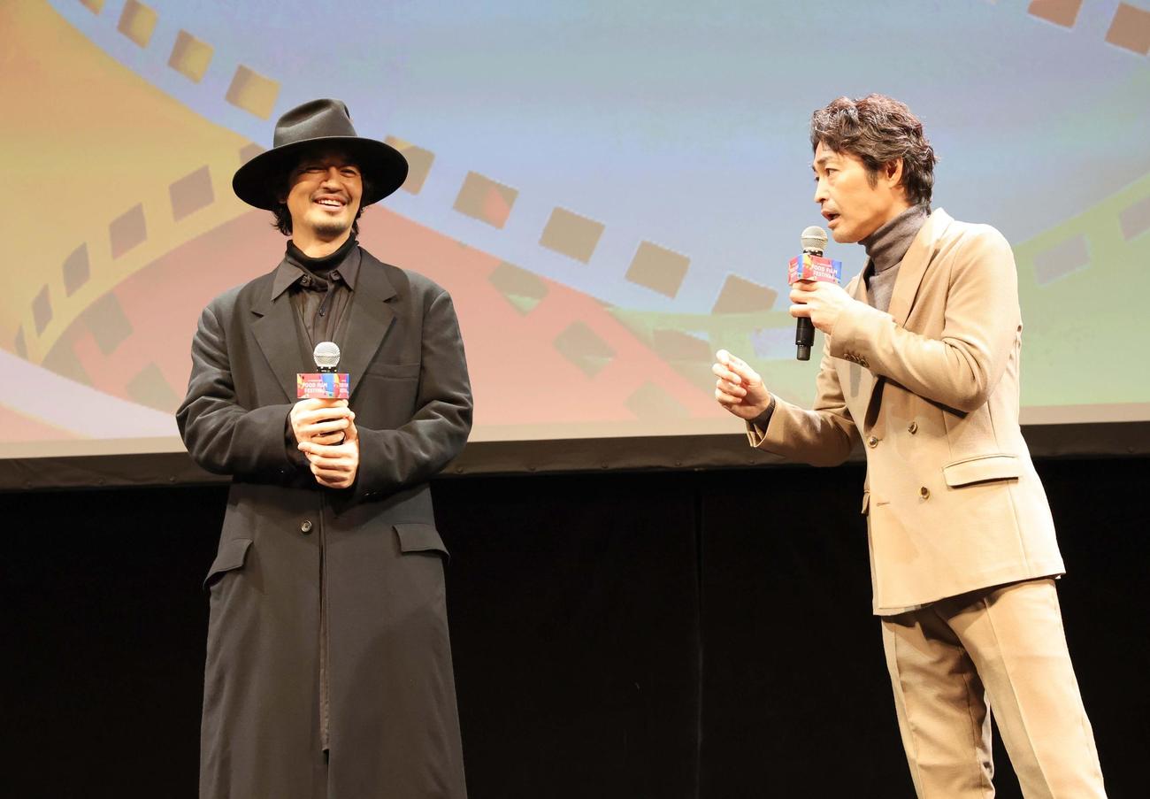北海道フードフィルムフェスティバルのトークショーに登場の斎藤（左）と安田（撮影・黒川智章）