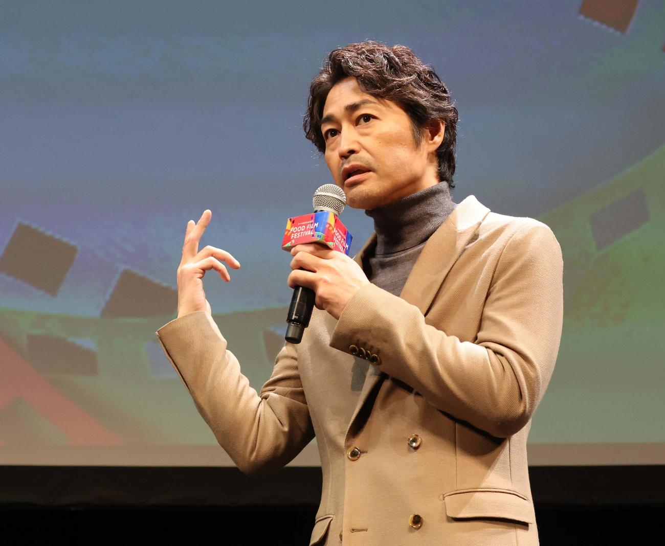 北海道フードフィルムフェスティバルのトークショーに登場した安田（撮影・黒川智章）