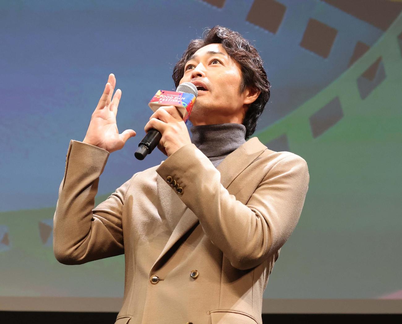 北海道フードフィルムフェスティバルのトークショーに登場した安田（撮影・黒川智章）
