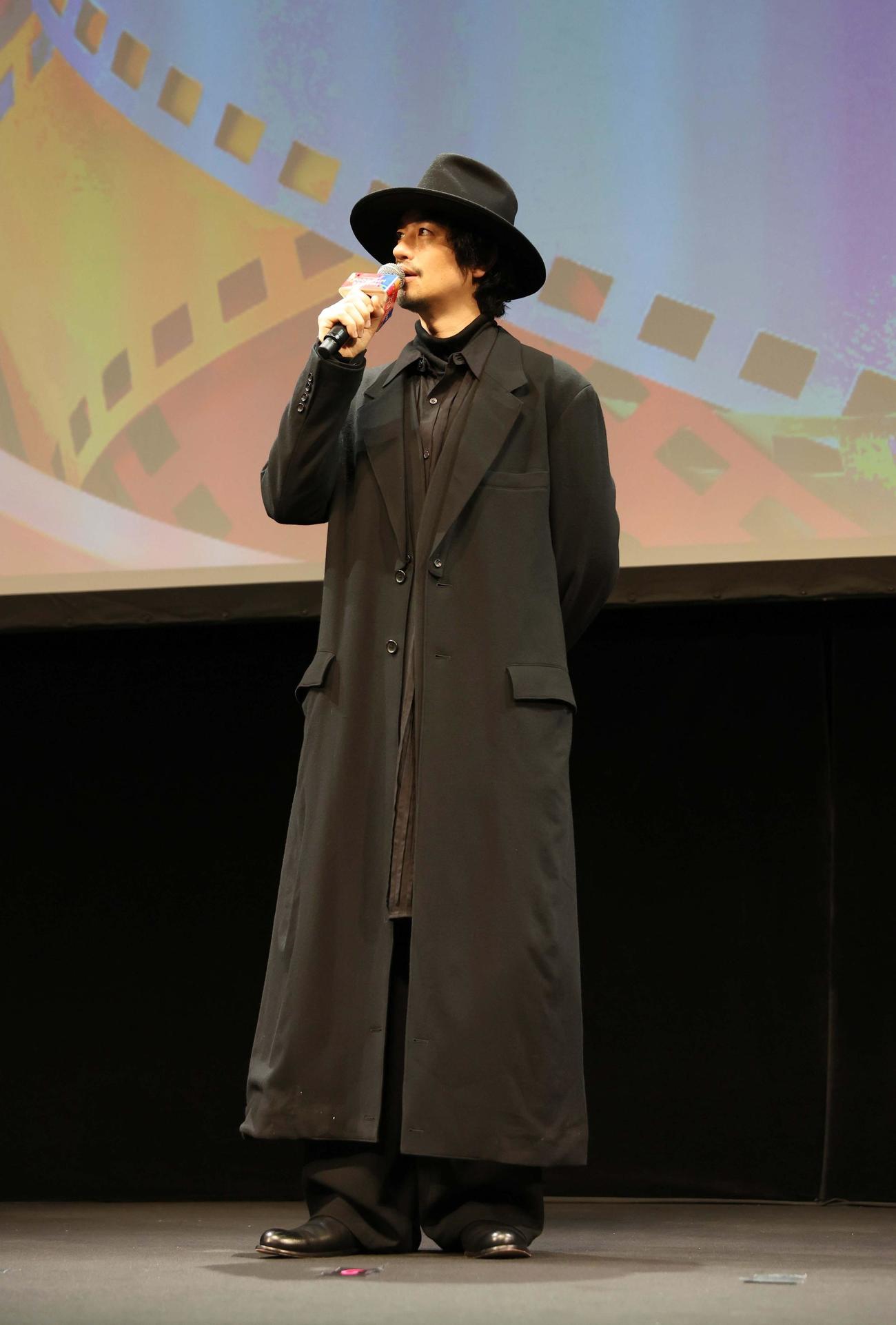 北海道フードフィルムフェスティバルのトークショーに全身黒ずくめの衣装で登場した斎藤（撮影・黒川智章）