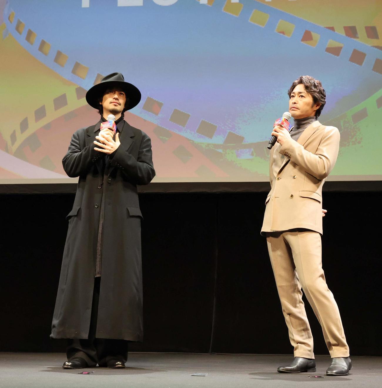 北海道フードフィルムフェスティバルのトークショーに登場の斎藤工（左）と安田顕（撮影・黒川智章）