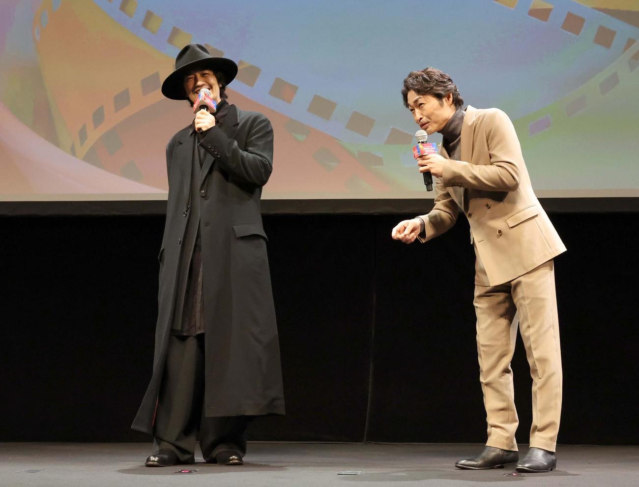 北海道フードフィルムフェスティバルのトークショーに登場の斎藤（左）と安田（撮影・黒川智章）