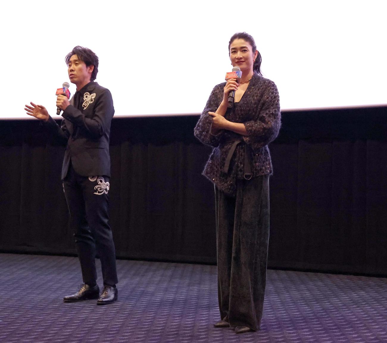 北海道フードフィルムフェスティバルのトークショーに登場した大泉（左）と小雪（撮影・黒川智章）