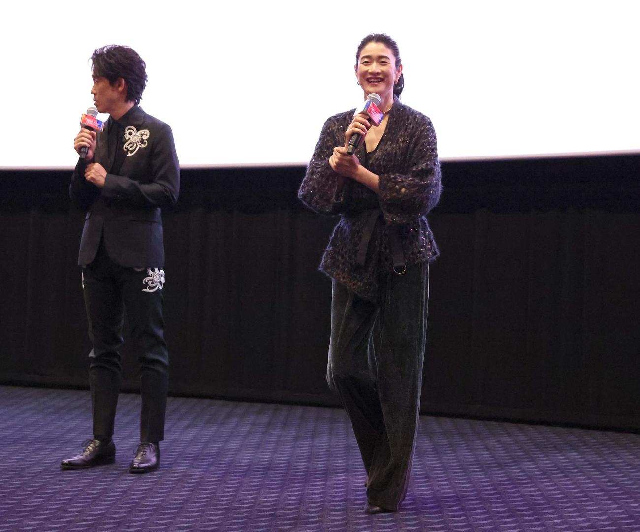 北海道フードフィルムフェスティバルのトークショーに登場した大泉（左）と小雪（撮影・黒川智章）