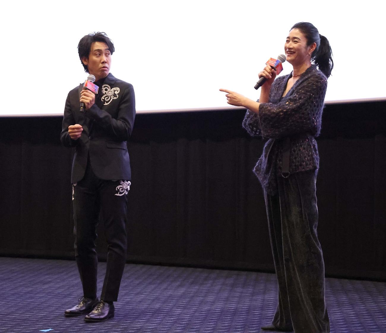 北海道フードフィルムフェスティバルのトークショーに登場した大泉（左）と小雪（撮影・黒川智章）