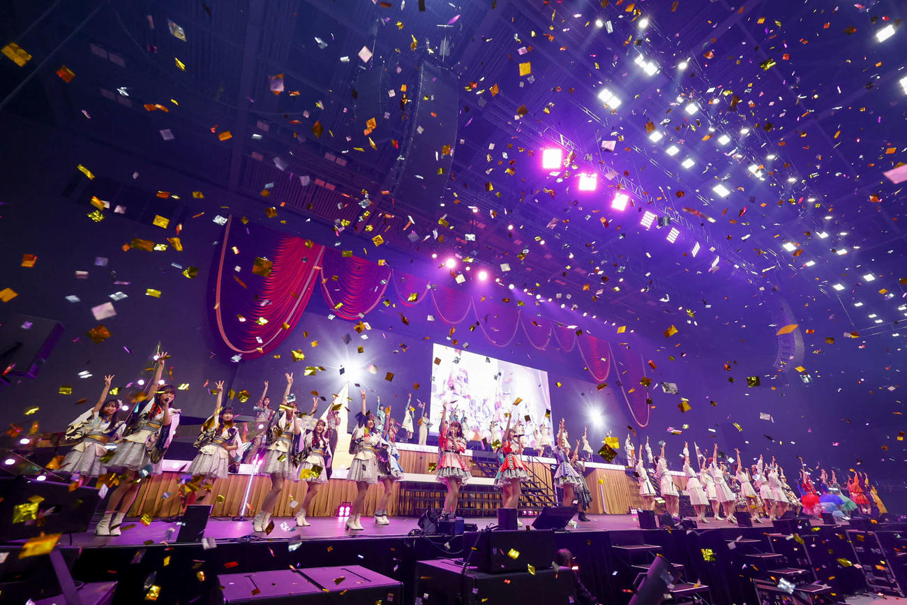 「STARDUST THEPARTY 2024～沼れ！スタダソングスタパ的MBTI診断～」でパフォーマンスする出演メンバー