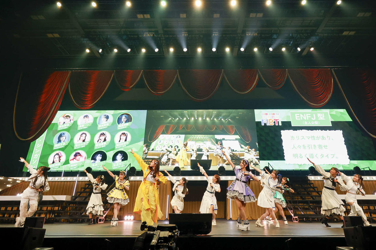 「STARDUST THEPARTY 2024～沼れ！スタダソングスタパ的MBTI診断～」でパフォーマンスするMBTI診断で「ENFJ（主人公型）」と診断されたメンバー
