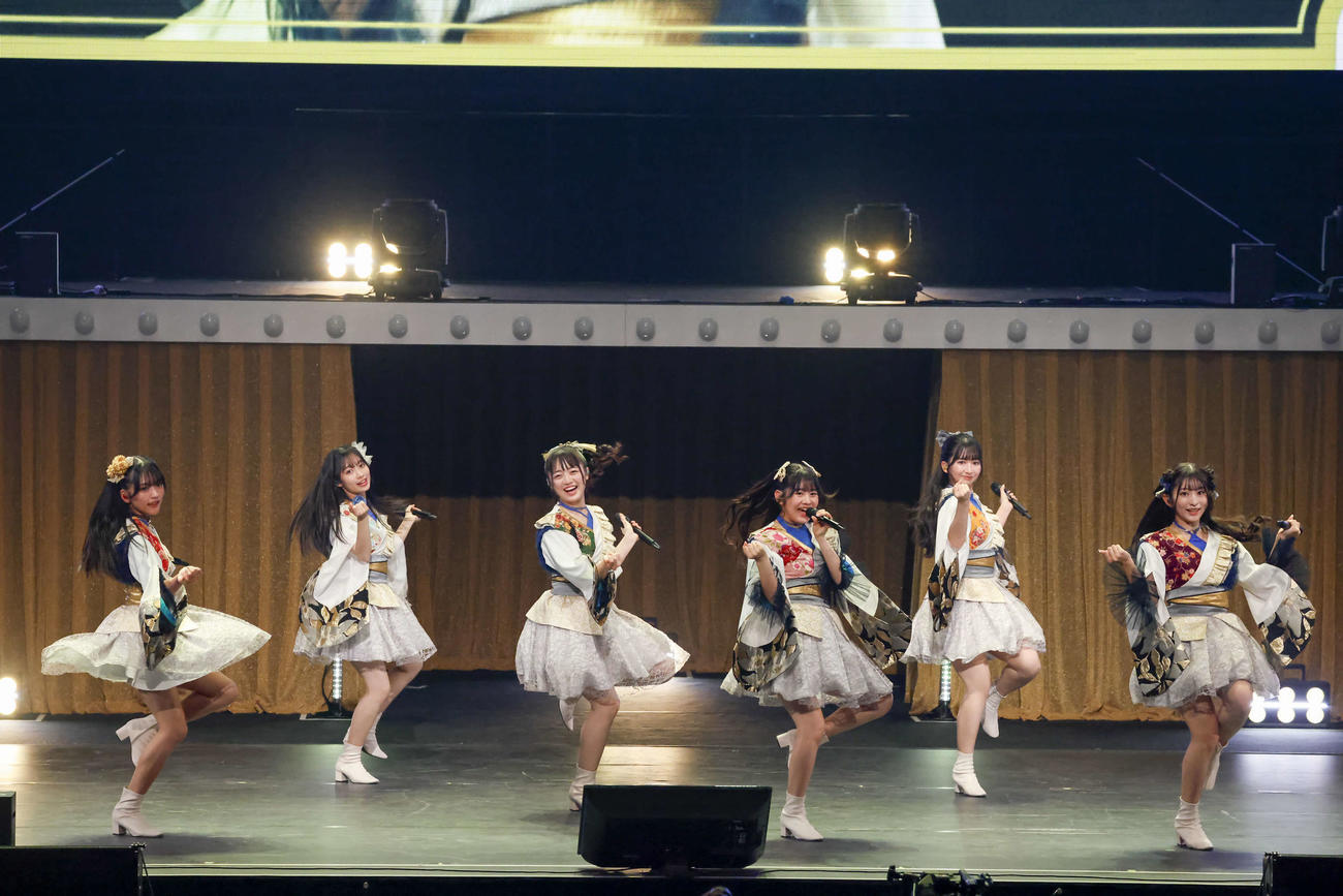 「STARDUST THEPARTY 2024～沼れ！スタダソングスタパ的MBTI診断～」でパフォーマンスするばってん少女隊