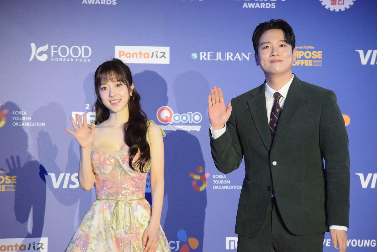 MAMA AWARDS2日目のレッドカーペットに登場したイ・ヘソン（左）とハンヘ（撮影・阪口孝志）