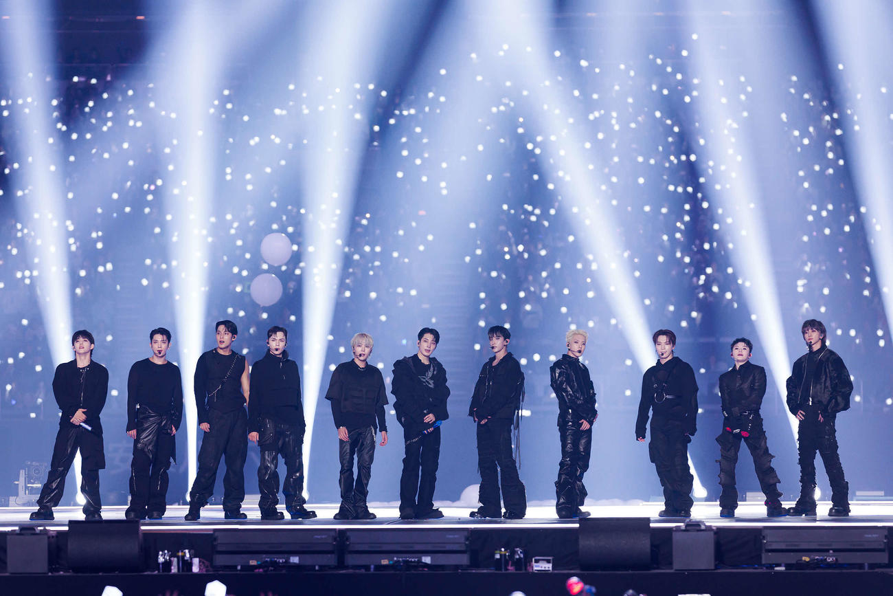 パフォーマンスを披露するSEVENTEEN（C）CJ ENM Co., Ltd, All Rights Reserved