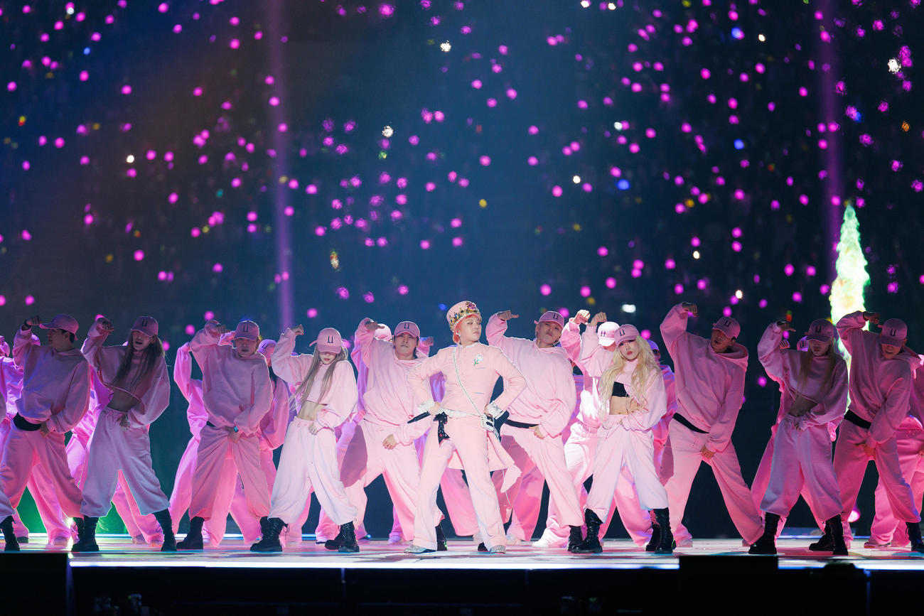 パフォーマンスを披露するG－DRAGON（C）CJ ENM Co., Ltd, All Rights Reserved