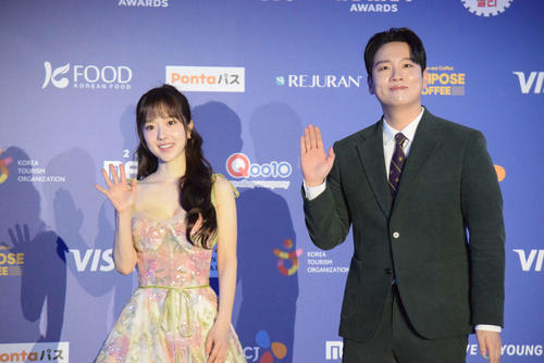 MAMA AWARDS2日目のレッドカーペットに登場したイ・ヘソン（左）とハンヘ（撮影・阪口孝志）