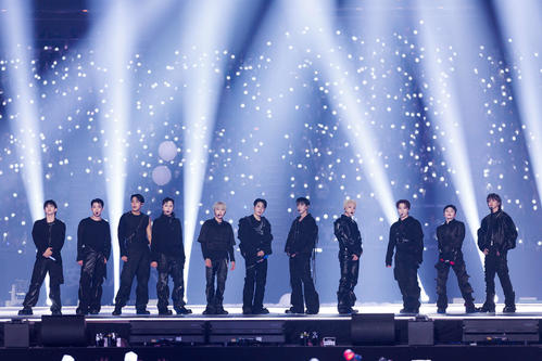 パフォーマンスを披露するSEVENTEEN（C）CJ ENM Co., Ltd, All Rights Reserved