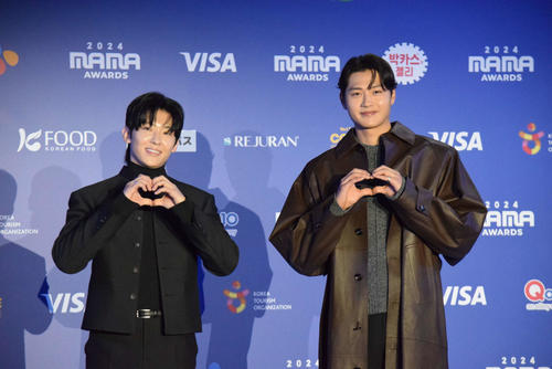 MAMA AWARDS2日目のレッドカーペットに登場したDEX（左）とオ・サンウク（撮影・阪口孝志）