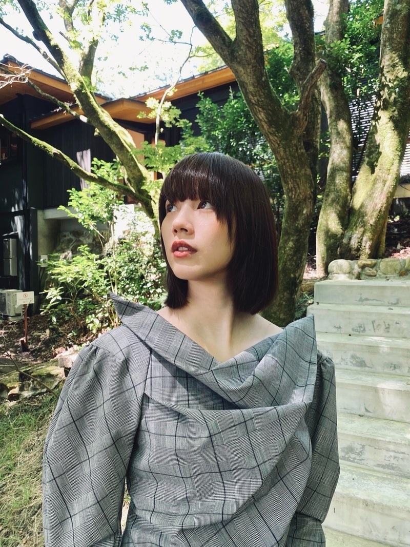木々の中で撮影したショットを公開したのん　アメーバオフィシャルブログより