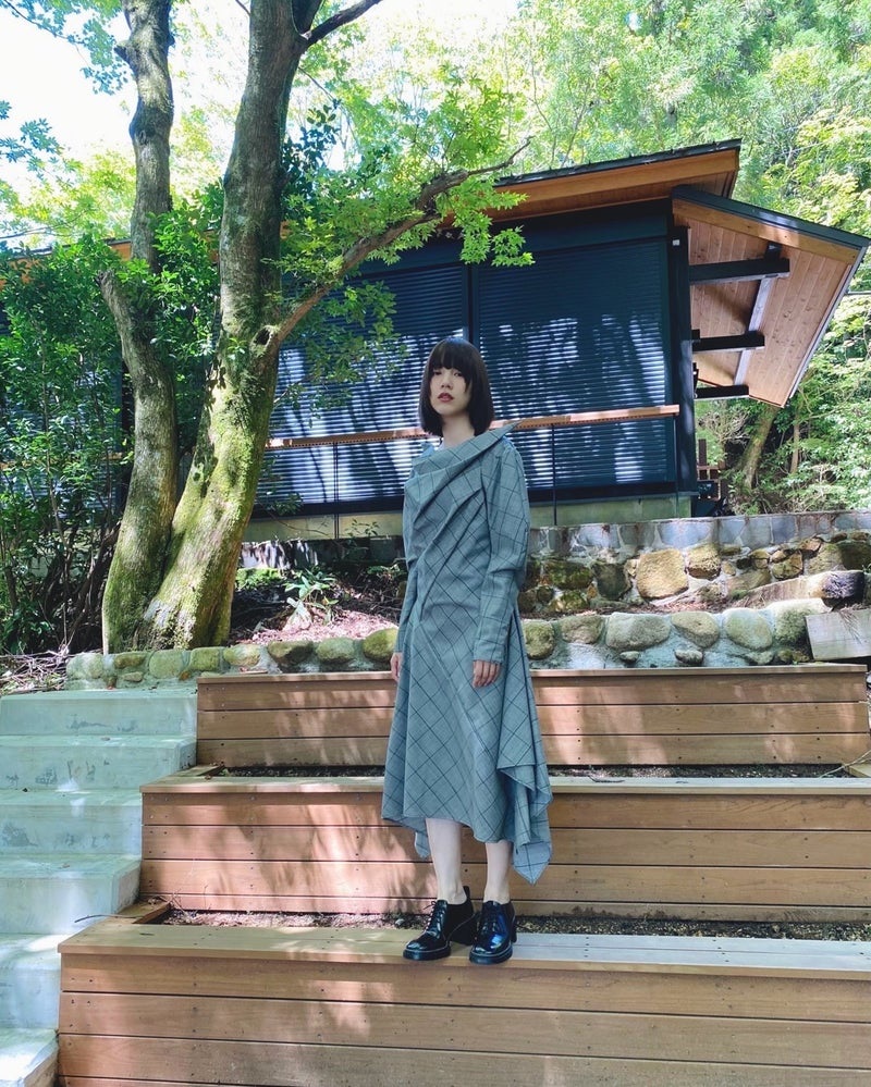 木々の中で撮影したショットを公開したのん　アメーバオフィシャルブログより