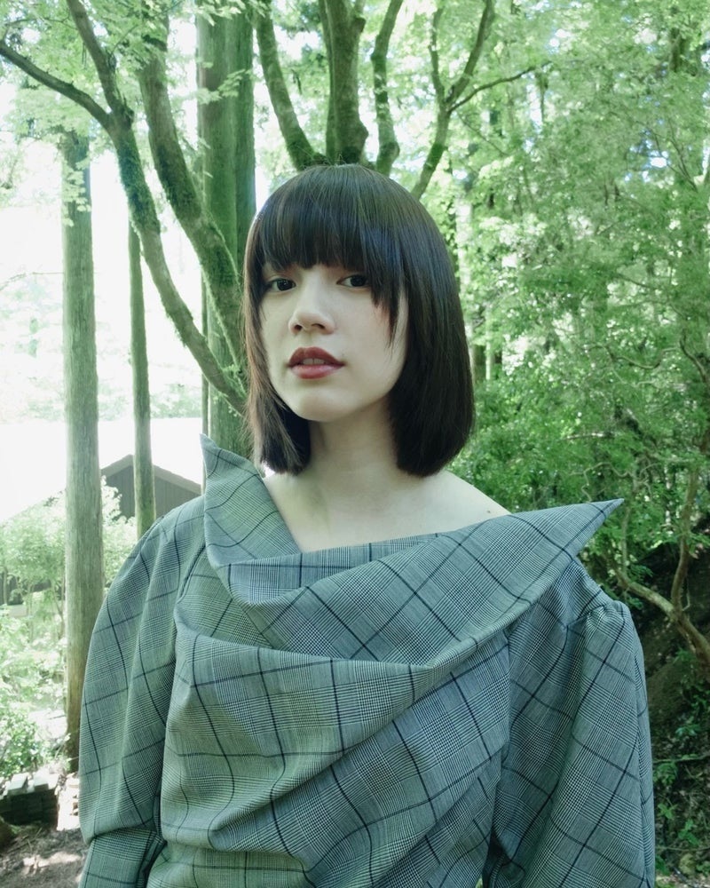 木々の中で撮影したショットを公開したのん　アメーバオフィシャルブログより