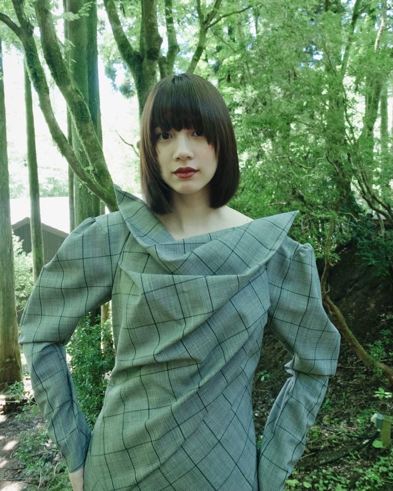 木々の中で撮影したショットを公開したのん　アメーバオフィシャルブログより