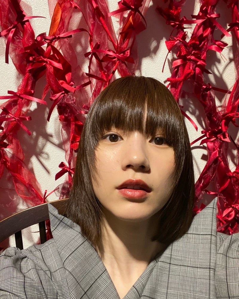 自身の作品をバックにした自撮りショットを公開したのん　アメーバオフィシャルブログより