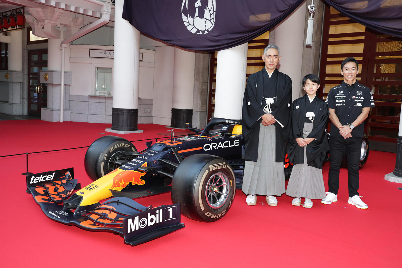 歌舞伎座正面に展示されたF1カーの前で記念撮影を行う、左から市川團十郎、市川新之助、佐藤琢磨氏（撮影・中島郁夫）